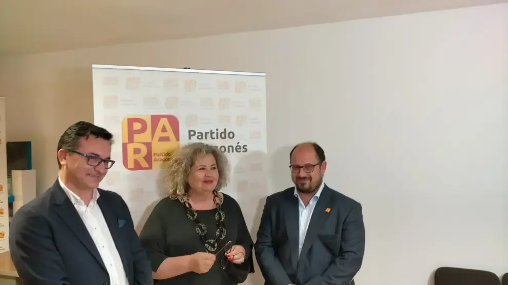 Roque Vicente, María Jesús Morera y Alberto Izquierdo, en la constitución del Comité Intercomarcal del PAR Huesca.