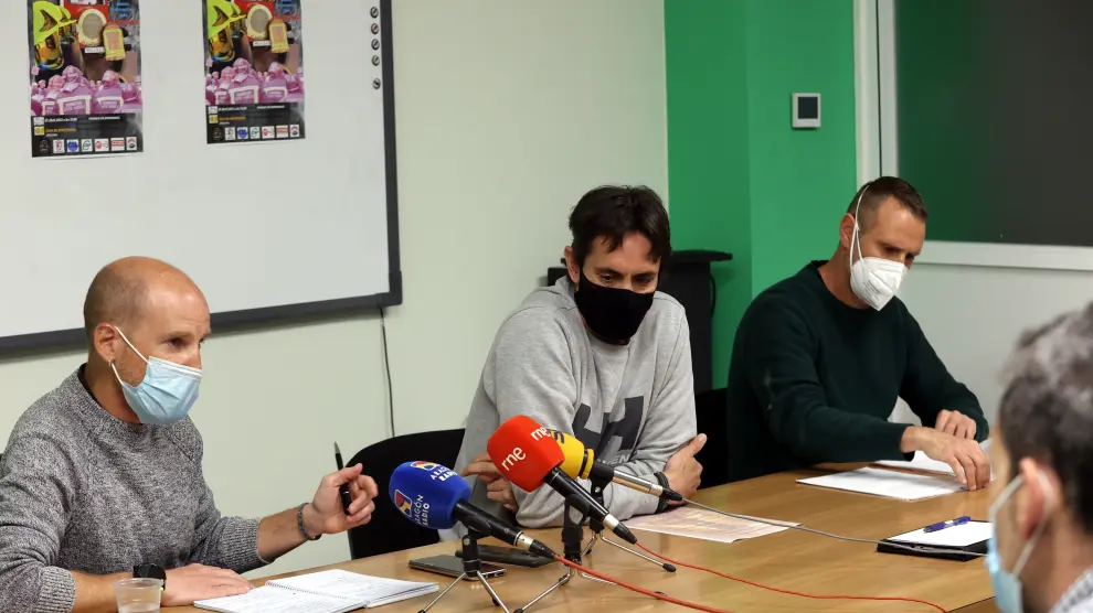 Mario Gonzalvo, Manuel López y Daniel Gallardo han explicado las razones de la manifestación de bomberos.
