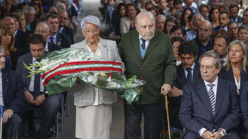 Varios supervivientes del bombardeo de Gernika participaban en la ofrenda floral.