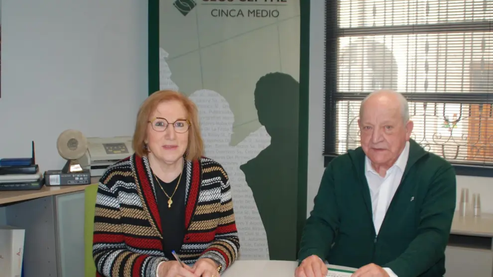 El presidente de la asociación de empresarios local, Ángel Mas, y la presidenta de Cáritas Monzón, Amparo Tierz.