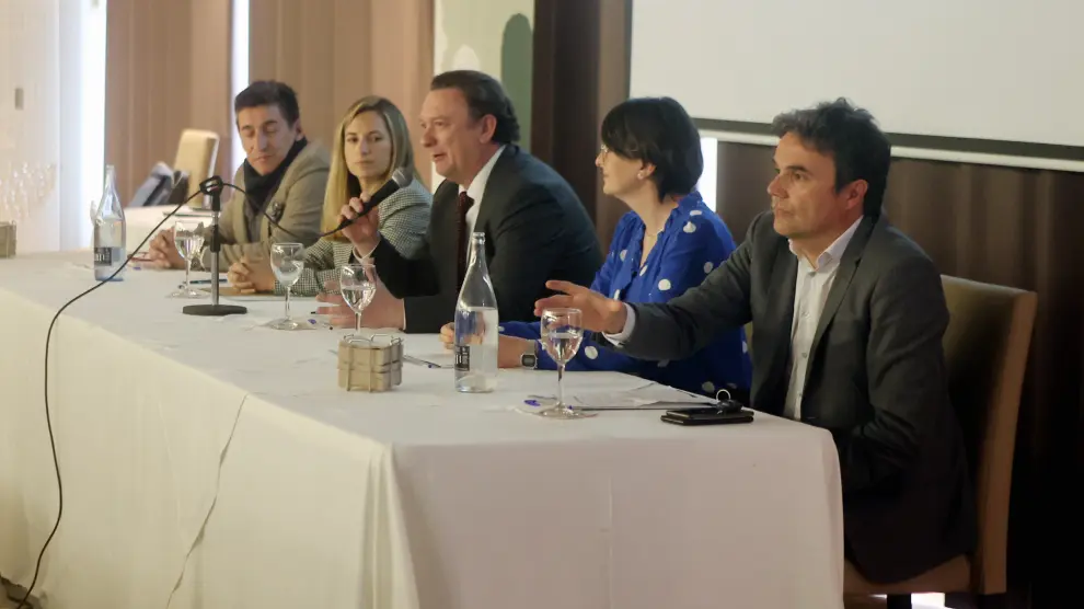 De izquierda a derecha, Jesús Ríos, Carmen Torres, Ángel Gil, Diana Alexandru y Pedro Semitiel, participantes de la mesa redonda.