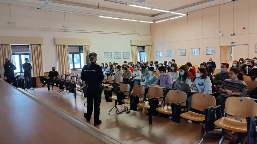 Foto de una de las charlas que da la Policía Nacional a los estudiantes de Magisterio del Campus para detectar estos acosos.