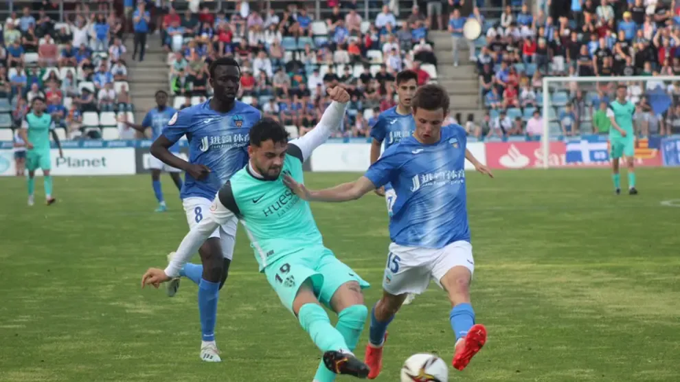 Aparicio, en una jugada de ataque del Huesca B en Lleida.