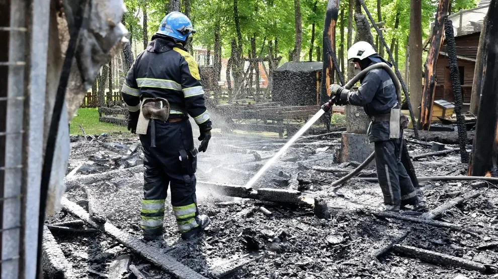 Bomberos extinguen un incendio en un área de juegos infantil en Kharkiv