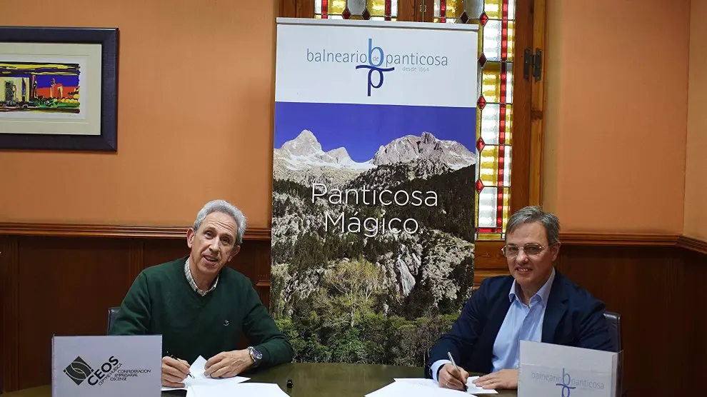 Salvador Cored y Jesús González firman el convenio entre Ceos-Cepyme Huesca y el Balneario de Panticosa.