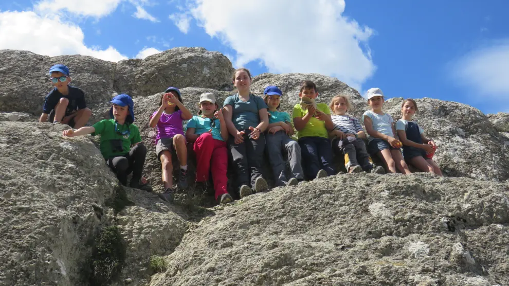 Grupo de los jóvenes montañeros que participaron en la excursión en la Osqueta.