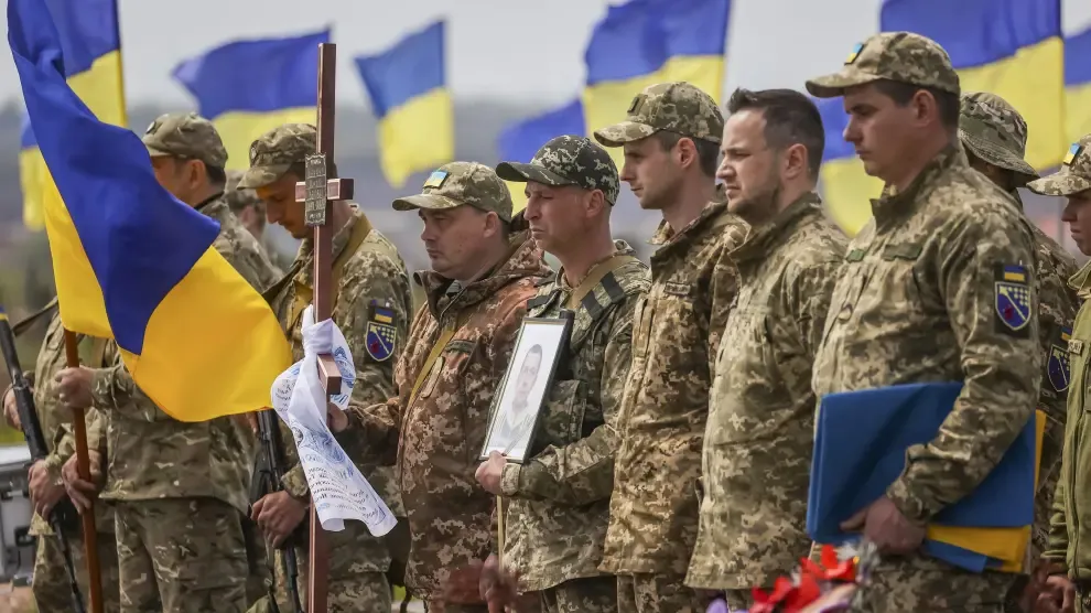 Varios militares ucranianos asisten al funeral de un compañero en Dnipro