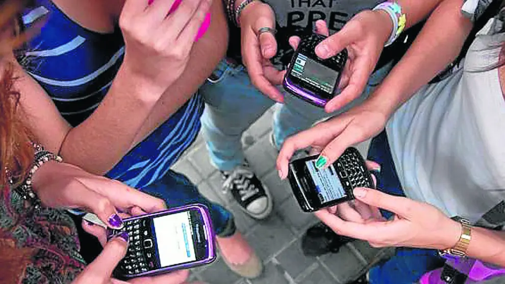 Muchos niños y adolescentes usan el móvil mucho más de los recomendado.