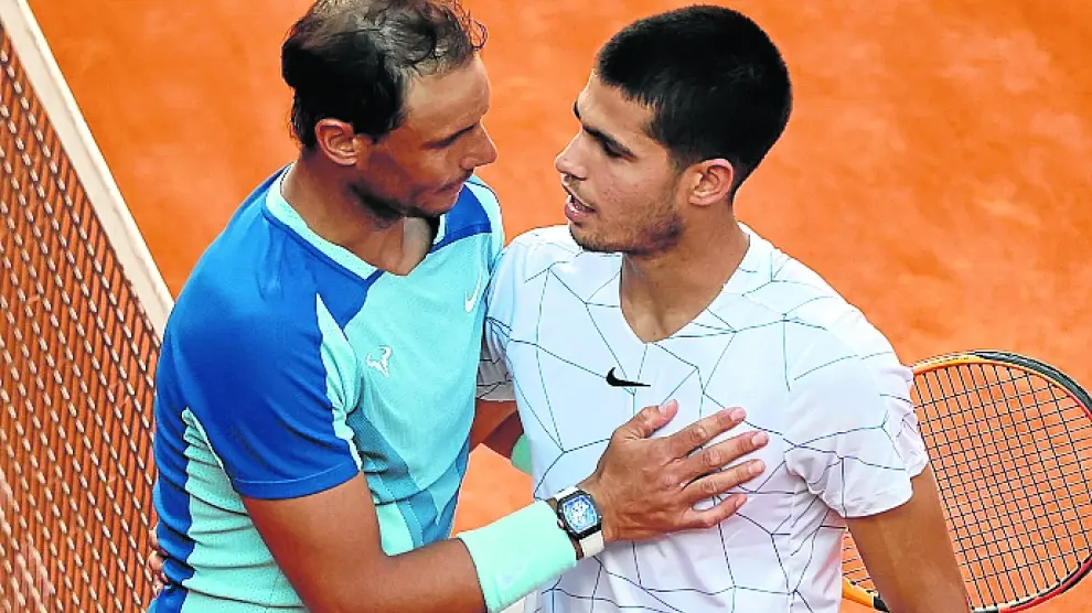 Rafa Nadal felicita a Carlos Alcaraz al final del partido por su victoria.