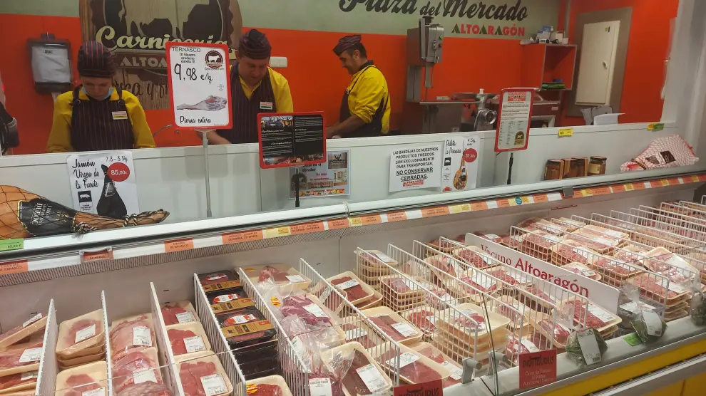 Lineal de carne en uno de los Supermercados de la calle Coli Escalona de Sabiñánigo.