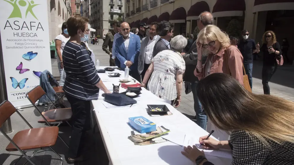 Afectadas por la fibromialgia durante la recogida de firmas en la mesa ubicada en los Porches de Galicia.
