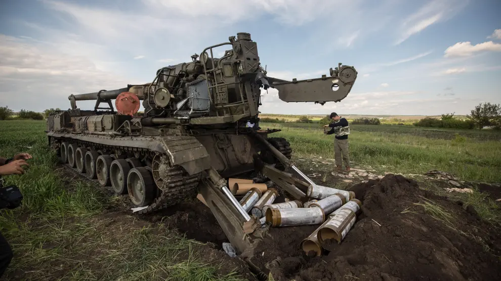 Fotografía de los restos de un tanque hoy, camino a la localidad de Vil'khivka, en la región de Járkov (Ucrania).