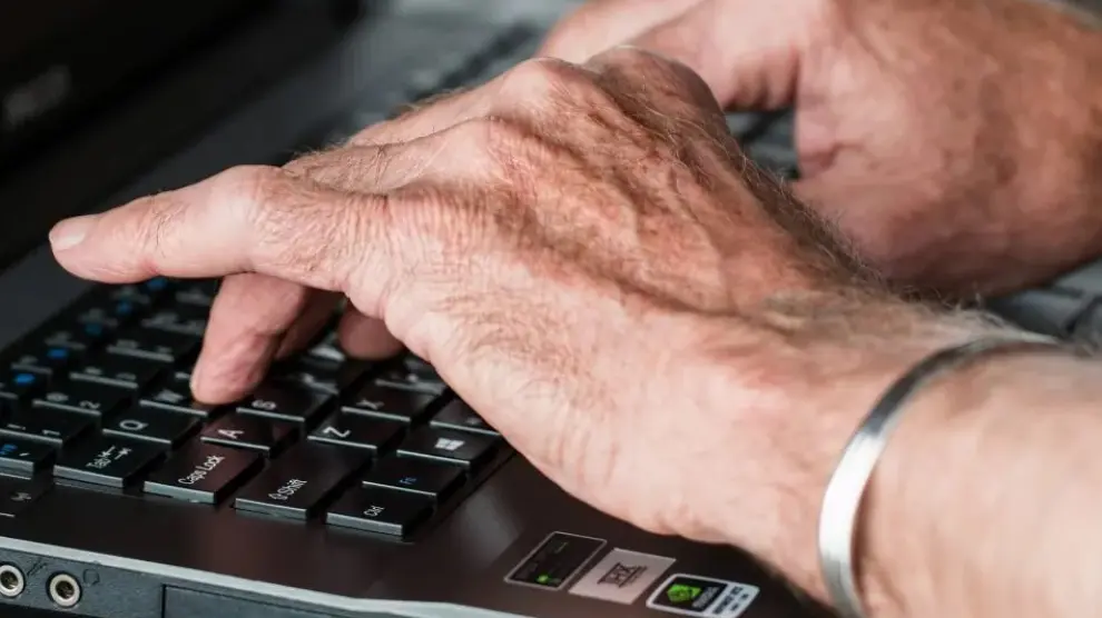 Se busca facilitar el acceso y el uso de las tecnologías digitales a las personas mayores