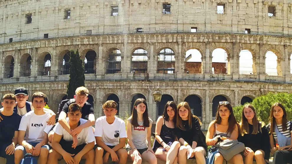 Algunos de los estudiantes ante el Coliseo romano.