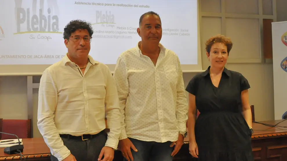 Quique Pérez, Domingo Poveda y Marta Laguna, durante la presentación del estudio de hábitos deportivos de la población jaquesa.
