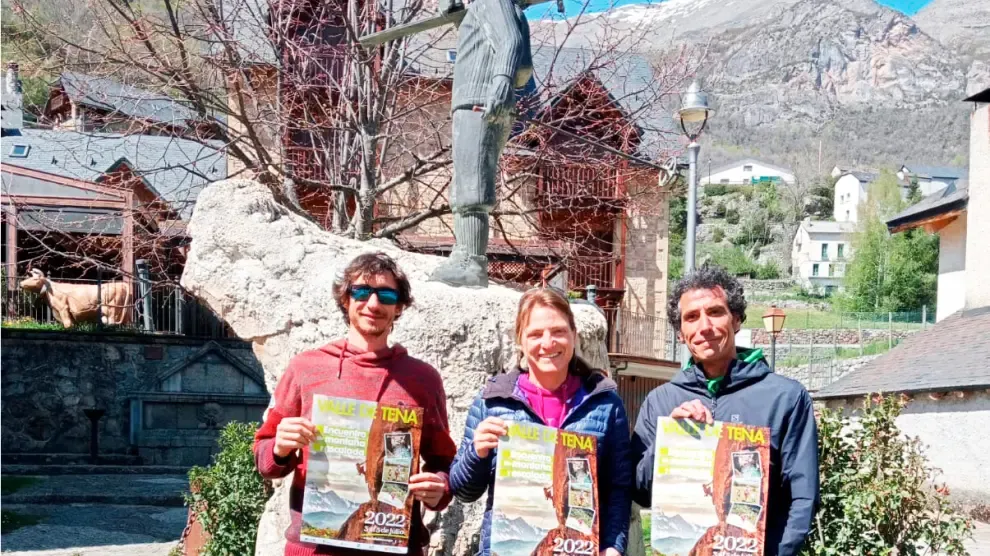 Integrantes de la organización, con los carteles del Encuentro en Panticosa.