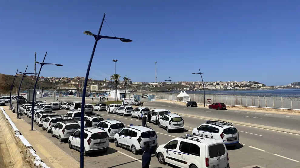 Taxis esperando en la frontera de Ceuta con Marruecos.