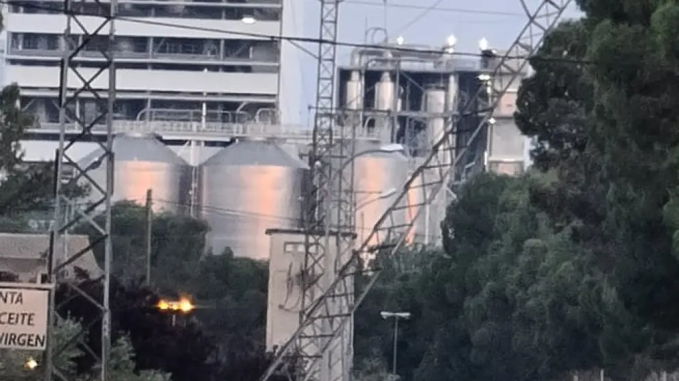 Imagen de la torre de suministro de energía que ha sufrido daños materiales.