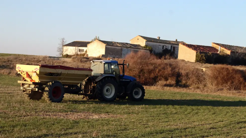 Trabajos de un tractor en una explotación agraria de la provincia de Huesca.
