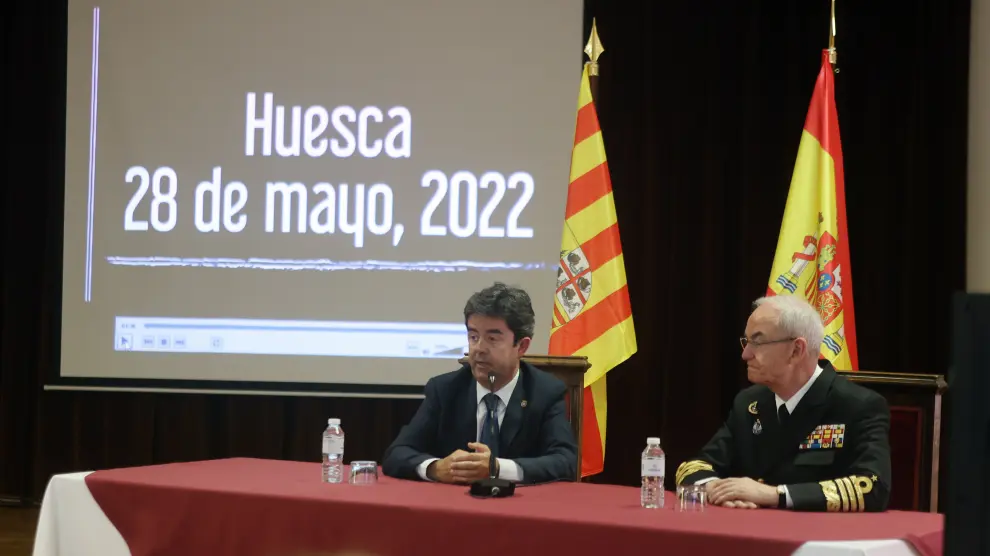 El alcalde de Huesca, Luis Felipe, y el Jefe de Estado Mayor de la Defensa, el almirante general Teodoro Esteban López Calderón.