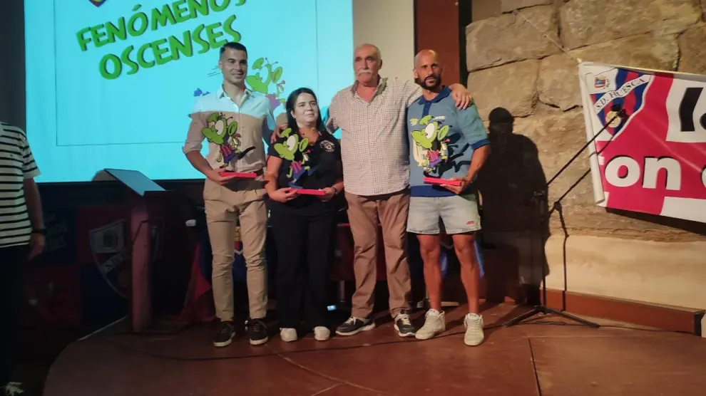 Andrés Fernández, Sonia Zamora, Fernando Lobera y Mikel Rico con los trofeos Fenómenos Oscenses.