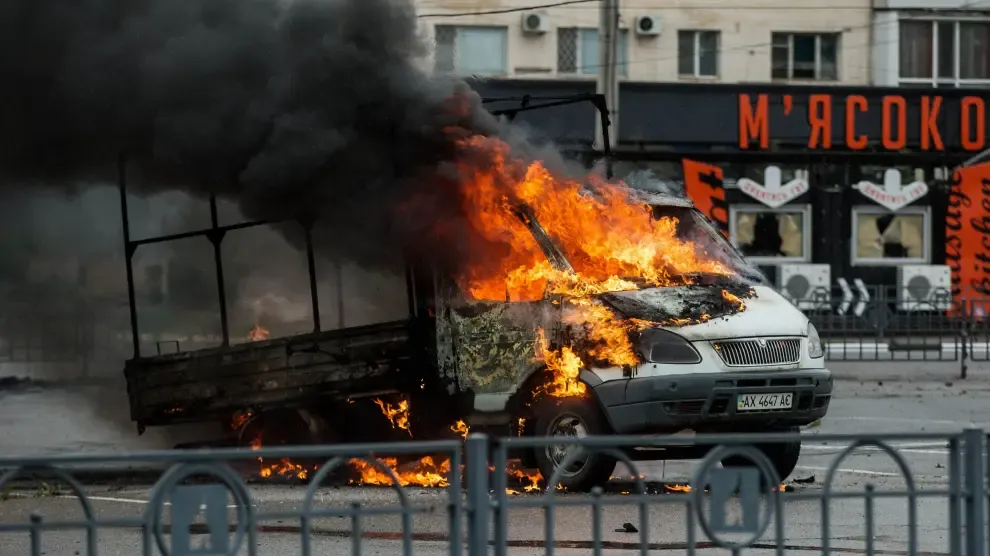 Una furgoneta arde tras un ataque con misiles en Jarkov.