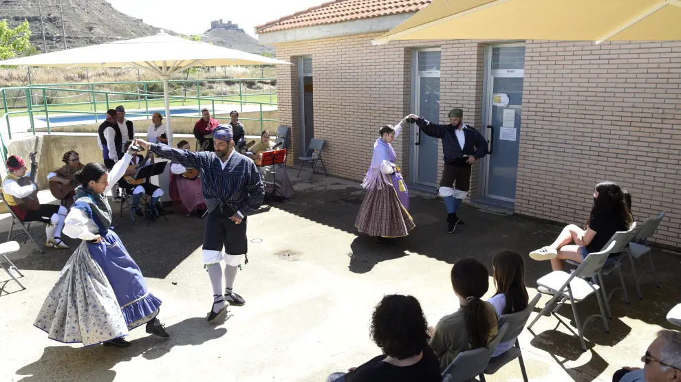 Durante el acto, Estirpe de Aragonia ha actuado con el Castillo de Montearagón de fondo.