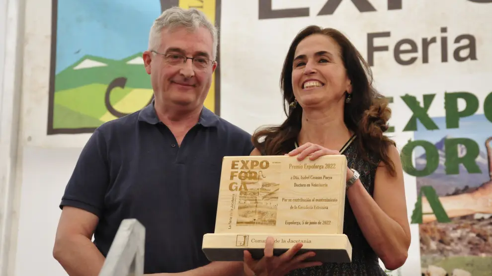El consejero Olona junto a Isabel Casasús, ganadora del premio Expoforga 2022