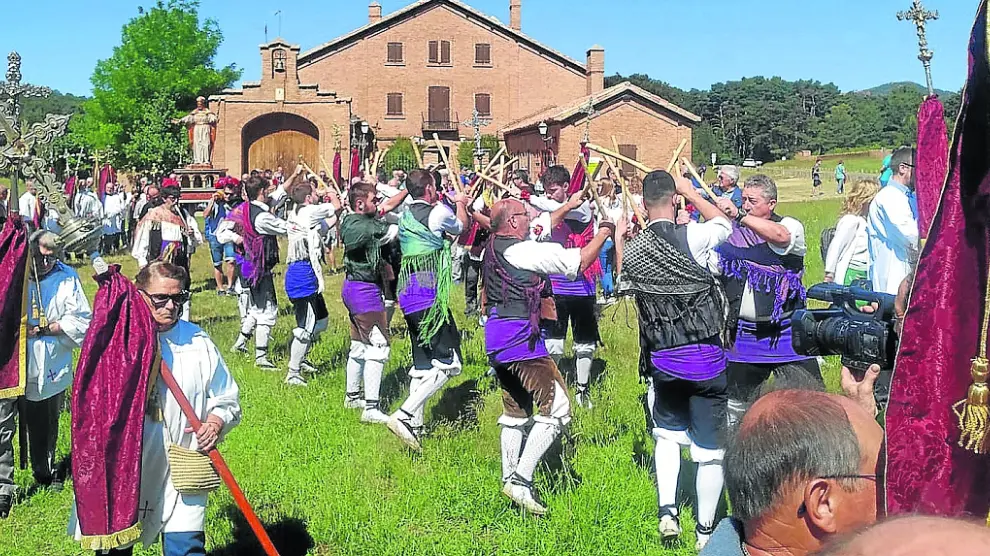 Los Danzantes de Santa Orosia han amenizado la procesión entre los dos monasterios.