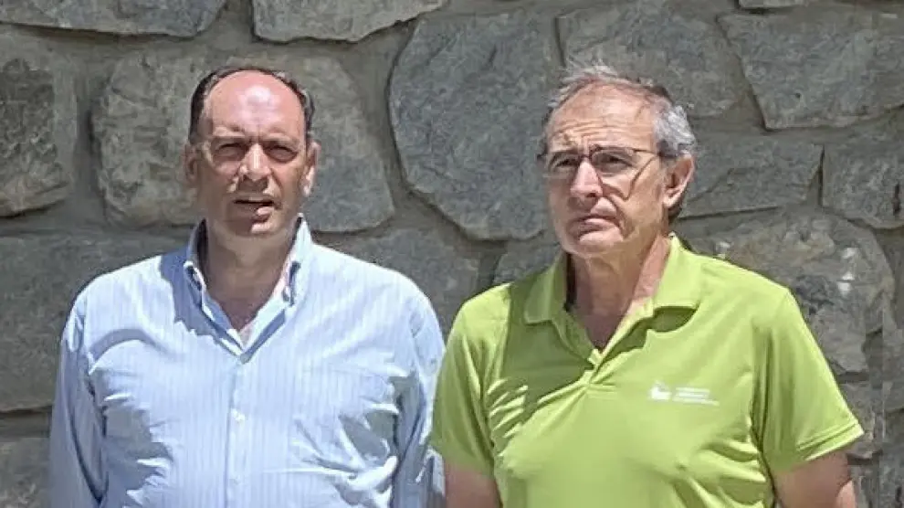 El general jefe de la VIII Zona de la Guardia Civil de Aragón, Francisco Javier Almiñana; y el presidente de la Federación Aragonesa de Montañismo (FAM), Javier Franco.