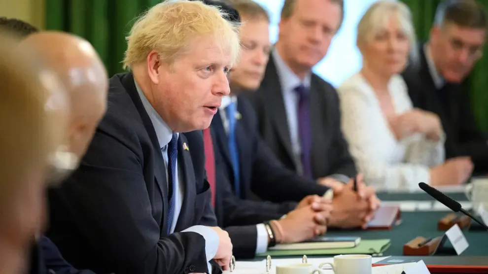 El primer ministro británico Boris Johnson durante su reunión este martes con miembros de su gabinete.