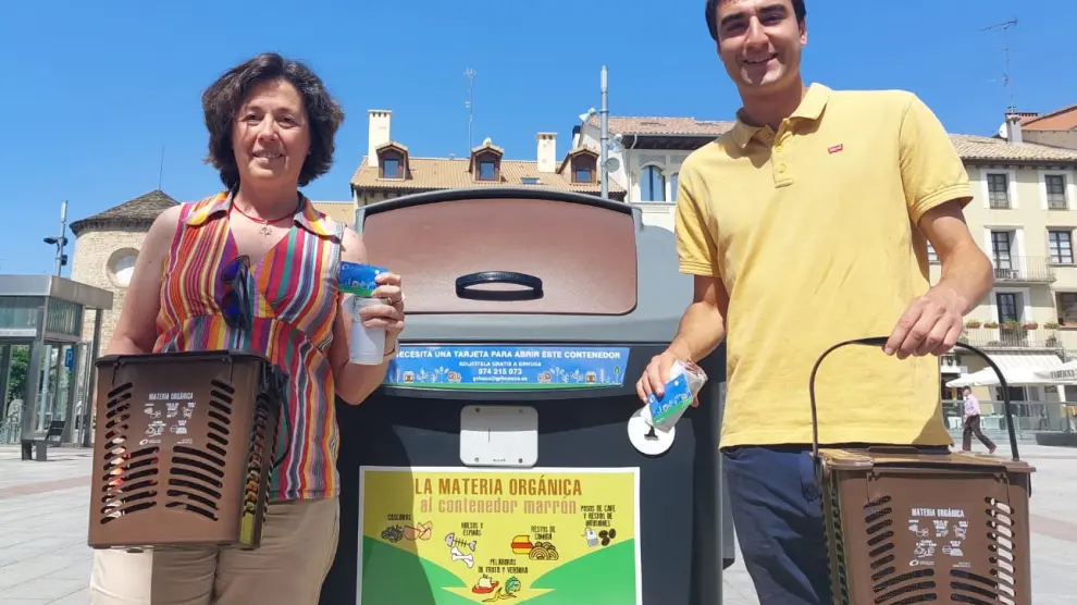 Manuel Díez, concejal de Medio Ambiente del Ayuntamiento de Jaca, y Teresa Vio, gerente de GRHUSA presentando los contenedores.