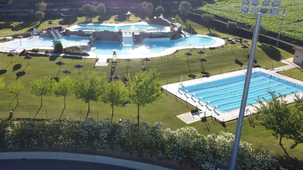 Vista general de la piscina de verano de Barbastro