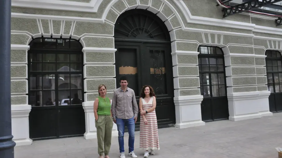 Asun Martínez, Fernando Sánchez y Marta Palomo junto a la parte central del edificio de la Estación Internacional.