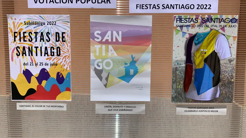Los tres carteles finalistas están expuestos en el Ayuntamiento de Sabiñánigo para que los vecinos puedan verlos.