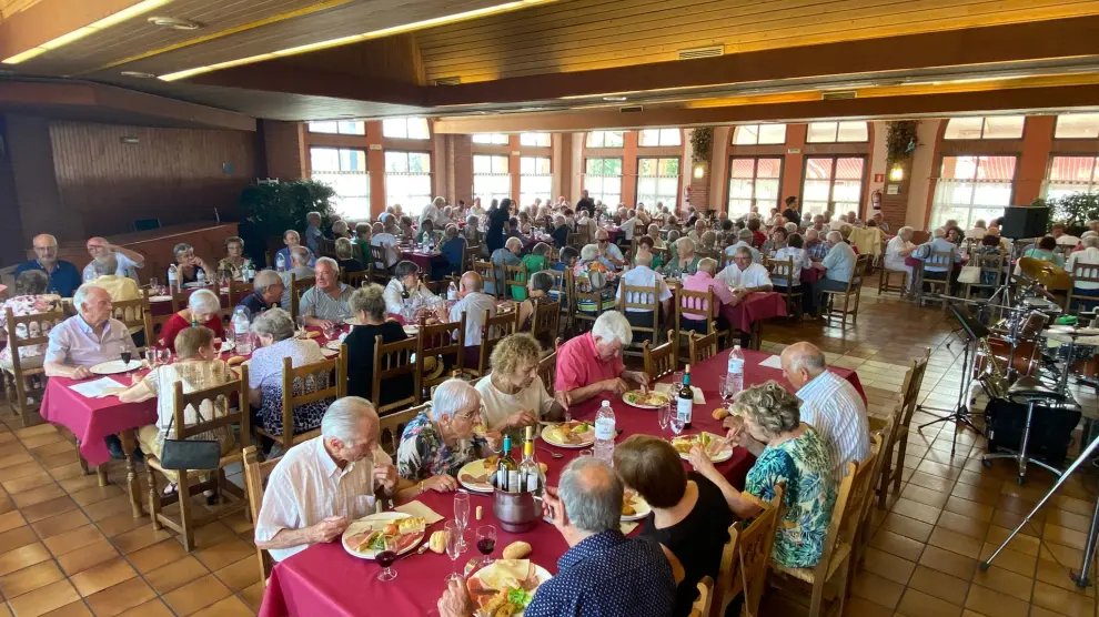 Los mayores de la Ribagorza comparten una comida después de dos años debido a la pandemia.
