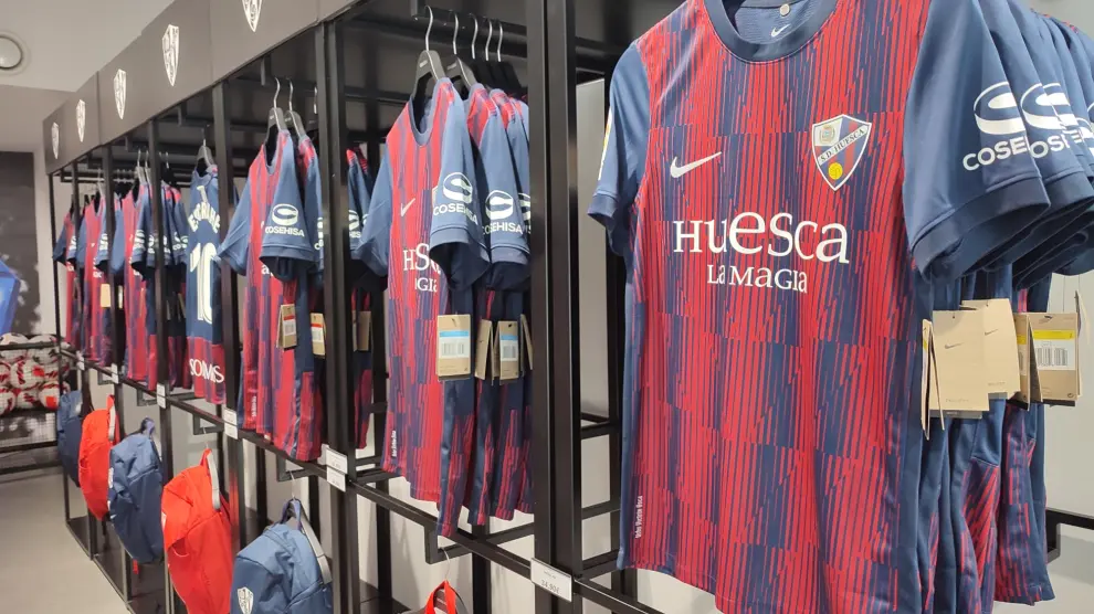 El Huesca ya dispone de su primera equipación, con las rayas verticales azulgranas.