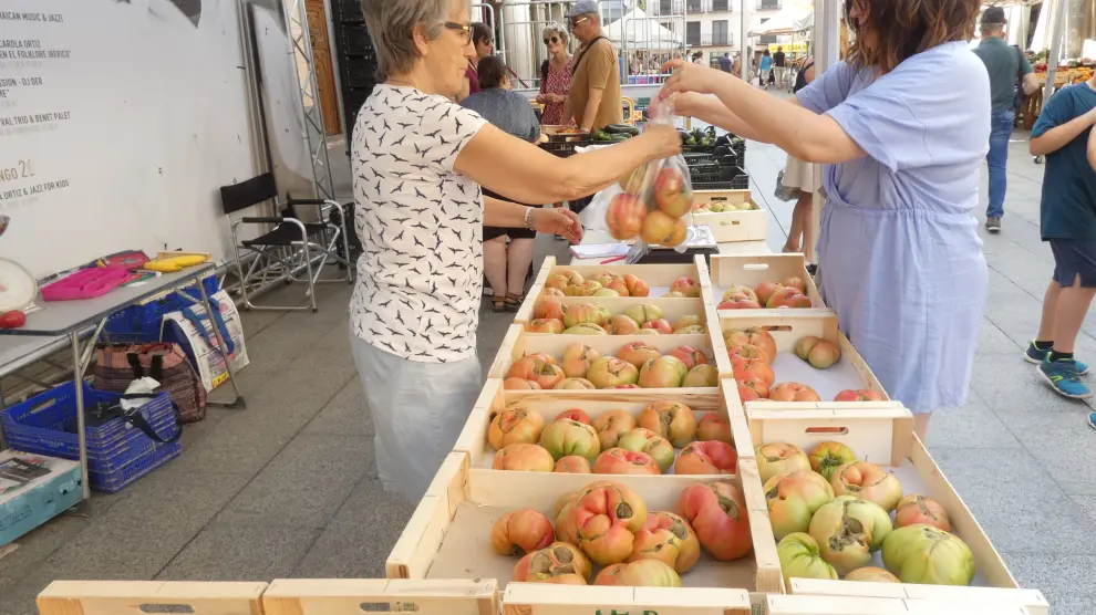 El público ha agotado los tomates puestos a la venta este sábado