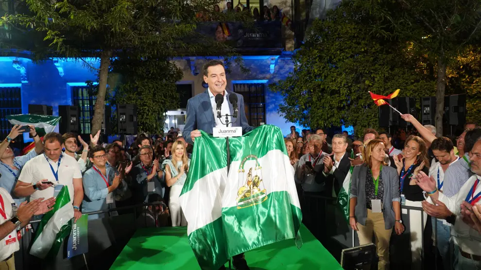 El candidato del PP a la reelección en la Junta, Juanma Moreno, celebra el resultado electoral.