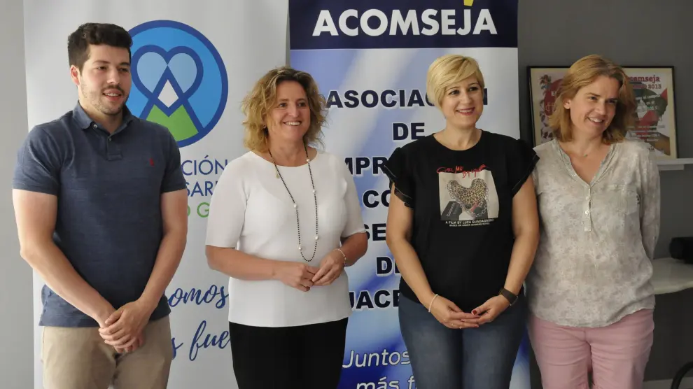 Alejandro Carbonell, Marian Bandrés, Beatriz Peñarrubias y Lidia Ferrer presentaron la iniciativa en la sede de Acomseja en Jaca.