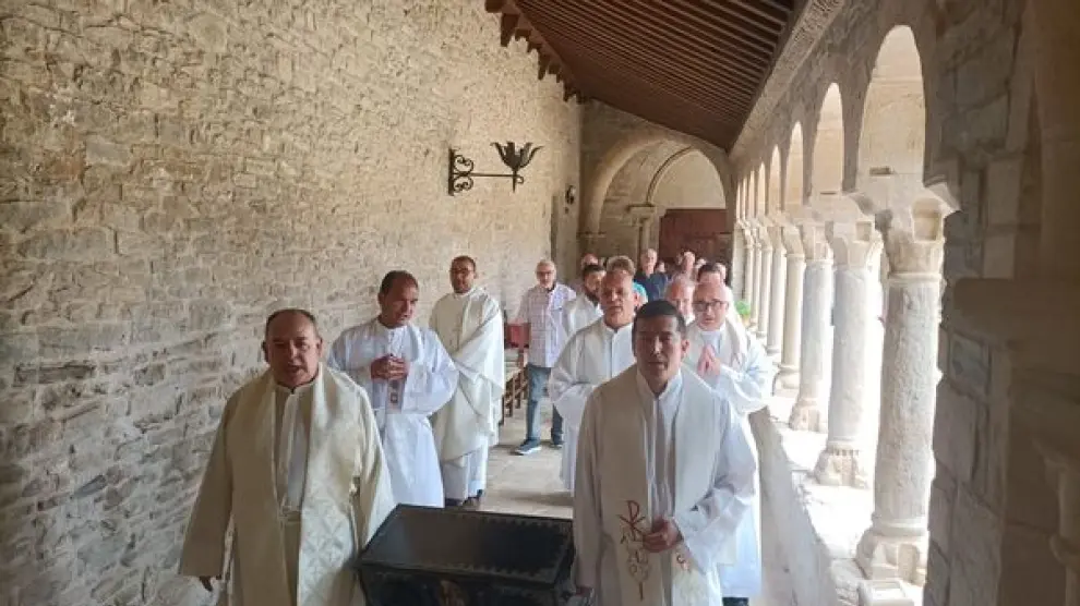 Un momento de la procesión por el claustro con las reliquias del santo.
