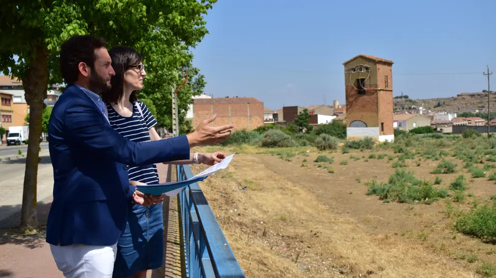 Isaac Claver, alcalde de Monzón, y Nuria Moreno, concejal de Educación, observan los terrenos.