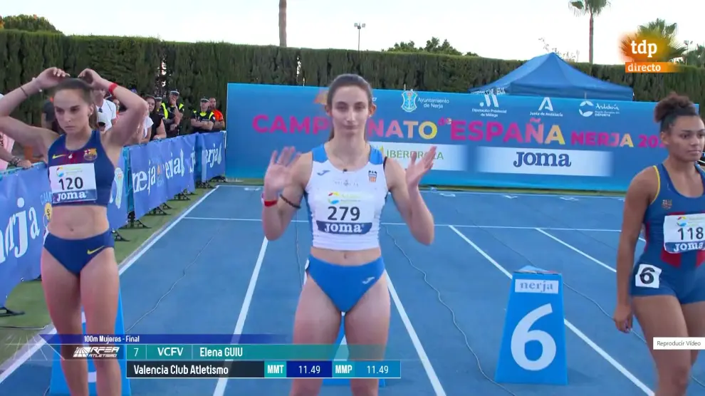 Elena Guiu saluda a las cámaras de televisión antes de la final de 100 metros lisos.