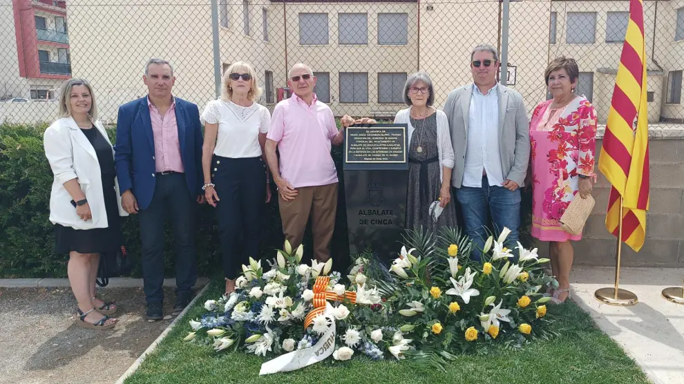 Familiares y representantes institucionales ayer junto a la placa en honor a María Jesús Burró.