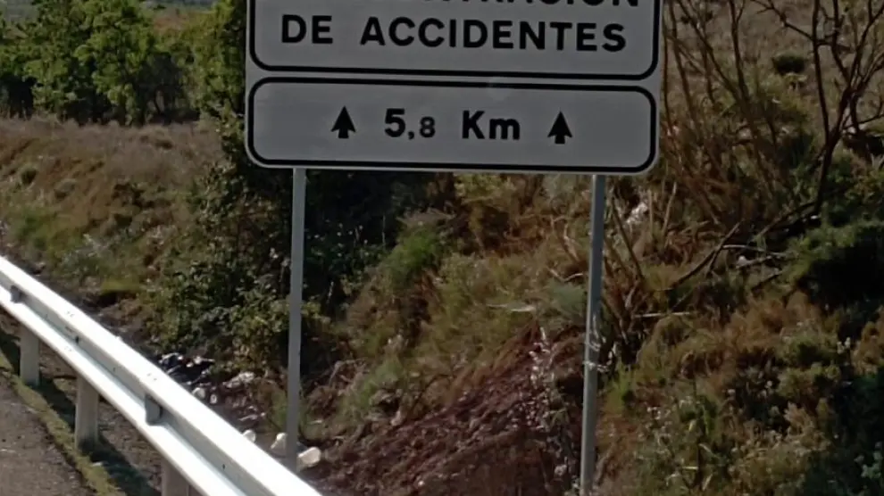 Marca vial con resalte, barrera de contención y cartel de aviso de tramos de concentración de accidentes.