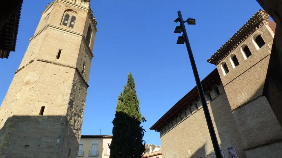 La torre campanario de la catedral es uno de los elementos que conforman la vista de Barbastro.