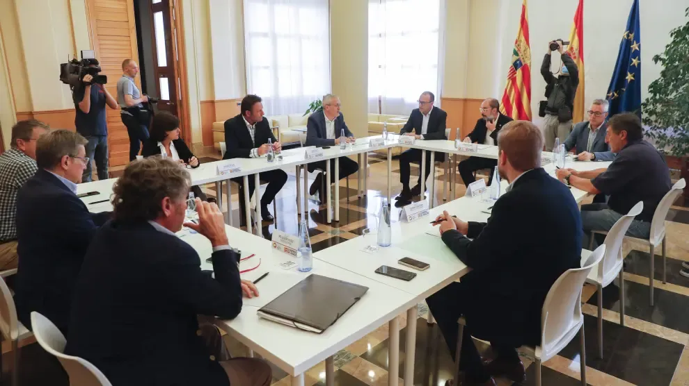 Reunión entre el Ejecutivo Autonómico junto a alcaldes y empresarios del Pirineo este martes.