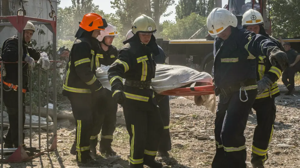 Equipos de rescate ucranianos recuperan el cuerpo de una víctima mortal en Mykolaiv. UKRAINE RUSSIA CONFLICT