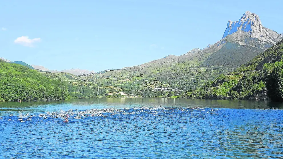 Segmento de natación, celebrado en el Embalse de Lanuza.