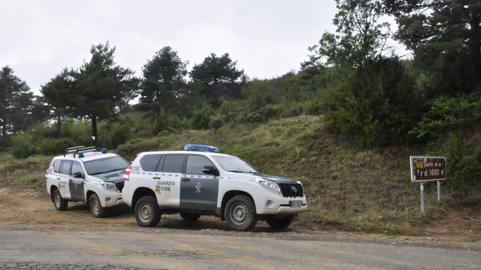 Dos vehículos de la Guardia Civil, este miércoles, en la carretera de Oroel, a unos 7 kilómetros de Jaca.